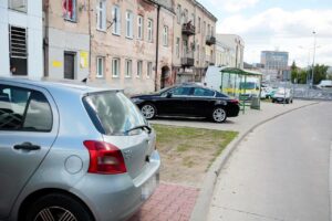 Kielce. Samochody parkujące na chodniku naprzeciwko kościoła Świętego Krzyża przy ulicy 1 Maja / Wiktor Taszłow / Radio Kielce