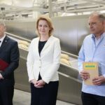 03.06.2020. Kielce. Briefing poświęcony wsparciu dla przedsiębiorców. Na zdjęciu (od lewej): Zbigniew Koniusz - wojewoda świętokrzyski, Barbara Socha - wiceminister rodziny, pracy i polityki społecznej, Roman Smolarski - właściciel Piekarni Pod Telegrafem / Wiktor Taszłow / Radio Kielce