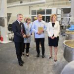 03.06.2020. Kielce. Briefing poświęcony wsparciu dla przedsiębiorców. Na zdjęciu (od lewej): Zbigniew Koniusz - wojewoda świętokrzyski, Kamila i Roman Smolarscy - właściciele Piekarni Pod Telegrafem, Barbara Socha - wiceminister rodziny, pracy i polityki społecznej / Wiktor Taszłow / Radio Kielce