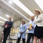 03.06.2020. Kielce. Briefing poświęcony wsparciu dla przedsiębiorców. Na zdjęciu (od lewej): Zbigniew Koniusz - wojewoda świętokrzyski, Kamila i Roman Smolarscy - właściciele Piekarni Pod Telegrafem, Barbara Socha - wiceminister rodziny, pracy i polityki społecznej / Wiktor Taszłow / Radio Kielce