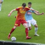 05.06.2020 Kielce. PKO Ekstraklasa. Mecz Korona Kielce - Piast Gliwice. O piłkę walczy Jacek Kiełb (z lewej) / Wiktor Taszłow / Radio Kielce