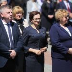 06.06.2020. Kałków. Uroczystości pogrzebowe ks. Czesława Wali. Na zdjęciu (od lewej): Jarosław Rusiecki - senator, Agata Wojtyszek - poseł, Ewa Draus - wicemarszałek województwa podkarpackiego / Wiktor Taszłow / Radio Kielce
