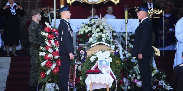 06.06.2020. Kałków. Uroczystości pogrzebowe ks. Czesława Wali / Wiktor Taszłow / Radio Kielce