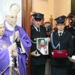 06.06.2020. Kałków. Uroczystości pogrzebowe ks. Czesława Wali. Na zdjęciu (od lewej): Henryk Tomasik - biskup radomski i Piotr Turzyński - biskup pomocniczy diecezji radomskiej / Wiktor Taszłow / Radio Kielce