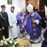06.06.2020. Kałków. Uroczystości pogrzebowe ks. Czesława Wali. Na zdjęciu (w środku): biskup Jan Piotrowski / Wiktor Taszłow / Radio Kielce