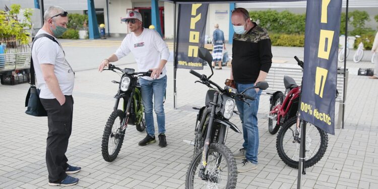 07.06.2020. Kielce. Rowery na kiermaszu letnim w Targach Kielce / Wiktor Taszłow / Radio Kielce