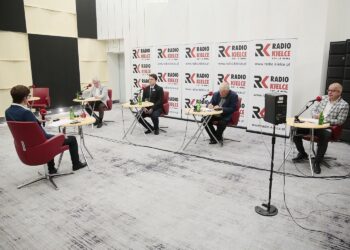 07.06.2020. Radio Kielce. Studio Polityczne. Na zdjęciu (od lewej): Michał Kita - Radio Kielce, Andrzej Bętkowski - marszałek województwa świętokrzyskiego,  Łukasz Wilczyński – Ruch Narodowy, Czesław Siekierski - poseł PSL, Jacek Skórski - Nowa Lewica / Wiktor Taszłow / Radio Kielce