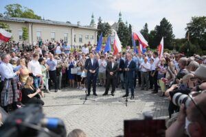 07.06.2020. Kielce. Wizyta Rafała Trzaskowskiego w Kielcach. Na zdjęciu (od lewej): Rafał Trzaskowski - prezydent Warszawy, Jerzy Murzyn – wójt gminy Bodzechów, Artur Gierada - szef PO w regionie świętokrzyskim / Wiktor Taszłow / Radio Kielce