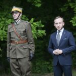 07.06.2020. Miedziana Góra. Uroczystości upamiętniające Zbigniewa Kruszelnickiego "Wilka". Na zdjęciu (od lewej): Dionizy Krawczyński - prezes Stowarzyszenia Rekonstrukcji Historycznych "Jodła", Damian Sławski - wójt Miedzianej Góry / Wiktor Taszłow / Radio Kielce