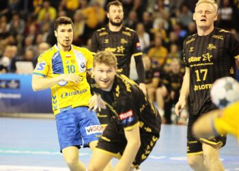 29.02.2020 Kielce. Mecz Ligi Mistrzów PGE Vive Kielce - THW Kiel. Na zdjęciu (z lewej): Alex Dujszebajew / Wiktor Taszłow / Radio Kielce