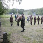 07.06.2020. Miedziana Góra. Uroczystości upamiętniające Zbigniewa Kruszelnickiego "Wilka". Kwiaty składa Damian Sławski - wójt Miedzianej Góry / Wiktor Taszłow / Radio Kielce