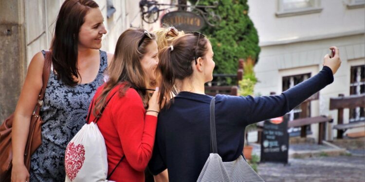 turyści, selfie, zwiedzanie / pixabay.com