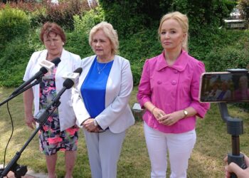 18.06.2020 Starachowice. Konferencja radnych PiS. Na zdjęciu (od lewej): radna Joanna Główka, radna Danuta Krępa i radna Agnieszka Kuś / Anna Głąb / Radio Kielce