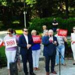 13.06.2020 Starachowice. Spotkanie w ramach akcji Łączy nas Polska. Na zdjęciu od lewej w pierwszym rzędzie europoseł Dominik Tarczyński, poseł Krzysztof Lipiec / Emilia Sitarska / Radio Kielce