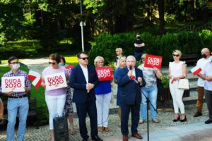 13.06.2020 Starachowice. Spotkanie w ramach akcji Łączy nas Polska. Na zdjęciu od lewej w pierwszym rzędzie europoseł Dominik Tarczyński, poseł Krzysztof Lipiec / Emilia Sitarska / Radio Kielce