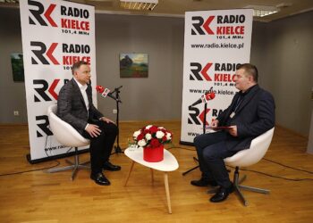 19.06.2020. Jędrzejów. Prezydent RP Andrzej Duda udzielił wywiadu Radiu Kielce. Na zdjęciu: Andrzej Duda - prezydent RP oraz Radosław Podsiadły - Radio Kielce / Jarosław Kubalski / Radio Kielce