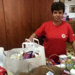 21.06.2020 Sandomierz. PCK wydaje paczki dla przedsiębiorców poszkodowanych z powodu epidemii koronawirusa. Na zdjęciu: Urszula Gryndzia - PCK w Sandomierzu / Grażyna Szlęzak-Wójcik / Radio Kielce