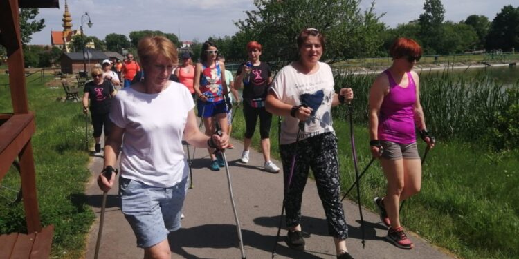 07.06.2020. Koprzywnica. Sekcja nordic walking / Grażyna Szlęzak-Wójcik / Radio Kielce