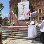 11.06.2020. Sandomierz. Uroczystość Bożego Ciała. Procesja przez rynek starego miasta oraz ulicą Mariacką. Z lewej: bp Krzysztof Nitkiewicz, przy mównicy ks. Bogusław Pitucha - dyrektor Caritas Diecezji Sandomierskiej / Grażyna-Szlęzak-Wójcik / Radio Kielce