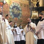 19.06.2020. Sandomierz. Bazylika katedralna. Święcenia kapłańskie. Na zdjęciu (od lewej): Krzysztof Nitkiewicz - biskup ordynariusz diecezji sandomierskiej, przy mikrofonie: ks. Rafał Kułaga - rektor Wyższego Seminarium Duchownego w Sandomierzu / Grażyna-Szlęzak-Wójcik / Radio Kielce