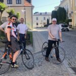 13.06.2020. Sandomierz. Rajd papieski. Z lewej: ks. Roman Janiec - kanclerz Kurii Diecezjalnej w Sandomierzu, po prawej: Krzysztof Nitkiewicz - biskup sandomierski / Grażyna-Szlęzak-Wójcik / Radio Kielce