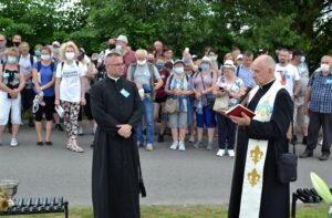 21.06.2020 Sulisławice. Drugi dzień uroczystości z okazji 200. rocznicy pielgrzymki mieszkańców Staszowa do Sulisławic. Na zdjęciu: o. Artur Traczewski - kustosz Sanktuarium Maryjnego w Sulisławicach i ks. Szczepan Janas - proboszcz parafii św. Ducha w Staszowie / Grażyna Szlęzak-Wójcik / Radio Kielce