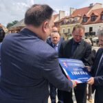 25.06.2020. Sandomierz. Przekazanie czeków gminom powiatu sandomierskiego z rządowego Funduszu Inwestycji Samorządowych. Na zdjęciu (od lewej): Marek Kwitek - poseł PiS i Marek Łukaszek -  wójt gminy Dwikozy / Grażyna-Szlęzak-Wójcik / Radio Kielce