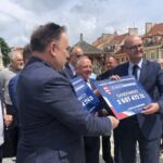 25.06.2020. Sandomierz. Przekazanie czeków gminom powiatu sandomierskiego z rządowego Funduszu Inwestycji Samorządowych. Na zdjęciu (od lewej): Marek Kwitek - poseł PiS i Paweł Niedźwiedź - wiceburmistrz Sandomierza / Grażyna-Szlęzak-Wójcik / Radio Kielce