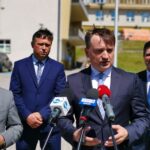 23.06.2020 Czerwona Góra. Konferencja ministra Zbigniewa Ziobry. Na zdjęciu (od lewej): poseł Mariusz Gosek, Tomasz Jamka - członek zarządu województwa, Zbigniew Ziobro - minister sprawiedliwości, senator Jacek Włosowicz / Piotr Kwaśniewski / Radio Kielce