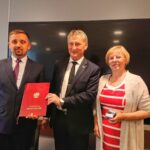 14.07.2020. Kielce. Podpisanie umów na dofinansowanie środowiskowych domów samopomocy. Na zdjęciu (od lewej): Hubert Żądło - wójt gminy Bałtów, Zbigniew Koniusz - wojewoda świętokrzyski i Lidia Jasińska - skarbnik gminy Bałtów / Iwona Murawska / Radio Kielce