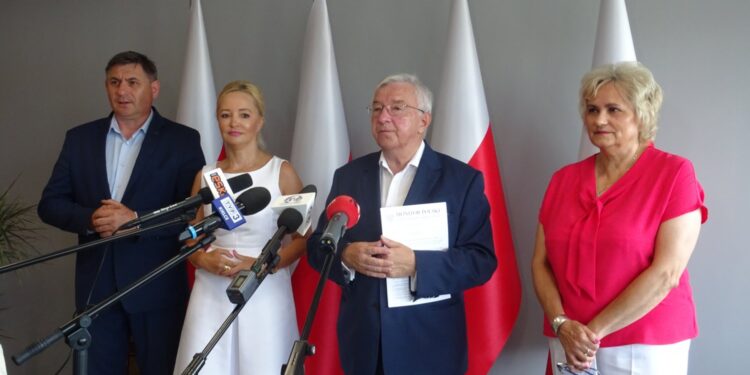 28.07.2020. Starachowice. Na zdjęciu (od lewej): Jan Zawisza - przewodniczący rady gminy Mirzec i przewodniczący Solidarności rolników indywidualnych, Agnieszka Kuś – radna powiatu starachowickiego, Danuta Krępa – radna powiatu starachowickiego, Krzysztof Lipiec - poseł / Emilia Sitarska / Radio Kielce