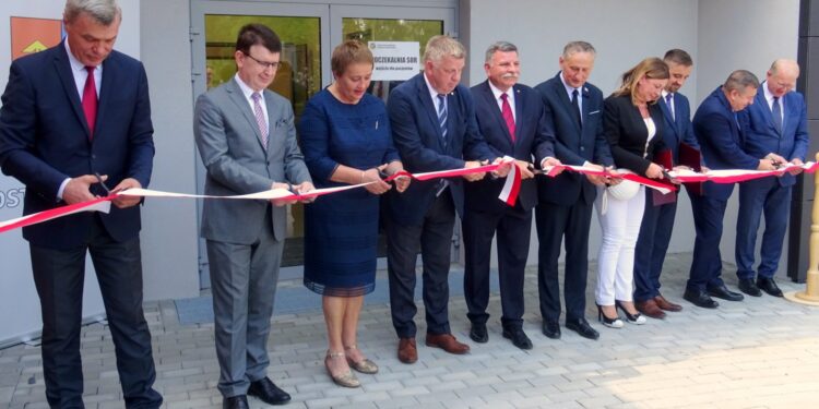 24.07.2020. Ostrowiec Św. Otwarcie nowego SOR-u. Na zdjęciu (od lewej): Andrzej Gruza – dyrektor naczelny szpitala, Jarosław Górczyński – prezydent Ostrowca Św., Marzena Dębniak – starosta ostrowiecki, Jarosław Rusiecki – senator PiS, Andrzej Kryj – poseł PiS, Zbigniew Koniusz – wojewoda świętokrzyski, Joanna Suska – burmistrz gminy Ćmielów, Hubert Żądło – wójt gminy Bałtów, Jerzy Murzyn – wójt gminy Bodzechów, Krzysztof Gajewski – wójt gminy Waśniów / Emilia Sitarska / Radio Kielce