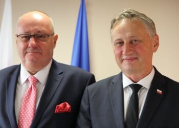 17.07.2020. Kielce. Na zdjęciu (od lewej): prof. dr hab. n. med. Przemysław Oszukowski - nowy świętokrzyski konsultant wojewódzki w dziedzinie położnictwa i ginekologii i Zbigniew Koniusz - wojewoda świętokrzyski / Świętokrzyski Urząd Wojewódzki