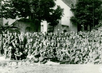Grupa żołnierzy Brygady Świętokrzyskiej NSZ przed budynkiem w nieznanej miejscowości podczas marszu przez Czechosłowację, autor: nieznany, 5 V 1945 - 30 VI 1945 r. / IPN