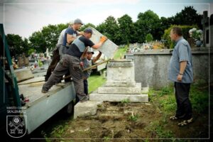 04.07.2020. Skalbmierz. Prace renowacyjne nagrobka ks. Wincentego Gasińskiego / UMiG Skalbmierz