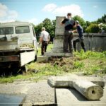 04.07.2020. Skalbmierz. Prace renowacyjne nagrobka ks. Wincentego Gasińskiego / UMiG Skalbmierz