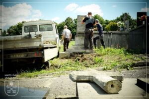 04.07.2020. Skalbmierz. Prace renowacyjne nagrobka ks. Wincentego Gasińskiego / UMiG Skalbmierz