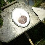 04.07.2020. Skalbmierz. Prace renowacyjne nagrobka ks. Wincentego Gasińskiego / UMiG Skalbmierz