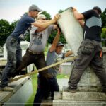 04.07.2020. Skalbmierz. Prace renowacyjne nagrobka ks. Wincentego Gasińskiego / UMiG Skalbmierz