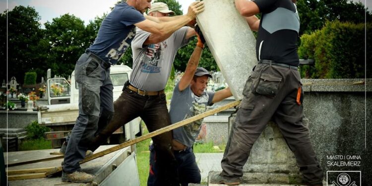 04.07.2020. Skalbmierz. Prace renowacyjne nagrobka ks. Wincentego Gasińskiego / UMiG Skalbmierz