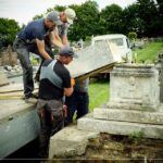 04.07.2020. Skalbmierz. Prace renowacyjne nagrobka ks. Wincentego Gasińskiego / UMiG Skalbmierz