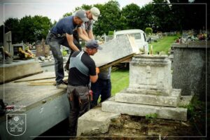 04.07.2020. Skalbmierz. Prace renowacyjne nagrobka ks. Wincentego Gasińskiego / UMiG Skalbmierz