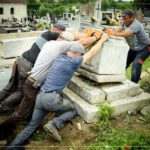 04.07.2020. Skalbmierz. Prace renowacyjne nagrobka ks. Wincentego Gasińskiego / UMiG Skalbmierz