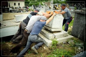 04.07.2020. Skalbmierz. Prace renowacyjne nagrobka ks. Wincentego Gasińskiego / UMiG Skalbmierz