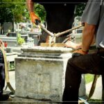 04.07.2020. Skalbmierz. Prace renowacyjne nagrobka ks. Wincentego Gasińskiego / UMiG Skalbmierz