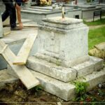 04.07.2020. Skalbmierz. Prace renowacyjne nagrobka ks. Wincentego Gasińskiego / UMiG Skalbmierz