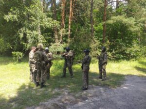 Kielce. Strzeleckie ćwiczenia w lesie na Stadionie / Jednostka Strzelecka 2105 Kielce