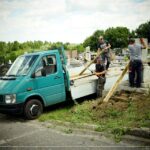 04.07.2020. Skalbmierz. Prace renowacyjne nagrobka ks. Wincentego Gasińskiego / UMiG Skalbmierz