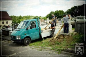 04.07.2020. Skalbmierz. Prace renowacyjne nagrobka ks. Wincentego Gasińskiego / UMiG Skalbmierz