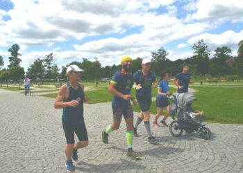 22.07.2020 Sandomierz. Projekt Run Wisła. Biegną: Michael Nowicki, Darek Rutkowski, syn Greg jadący na rowerze, Agnieszka z małym synkiem Matuszem, który jedzie w wózku. / UM Sandomierz